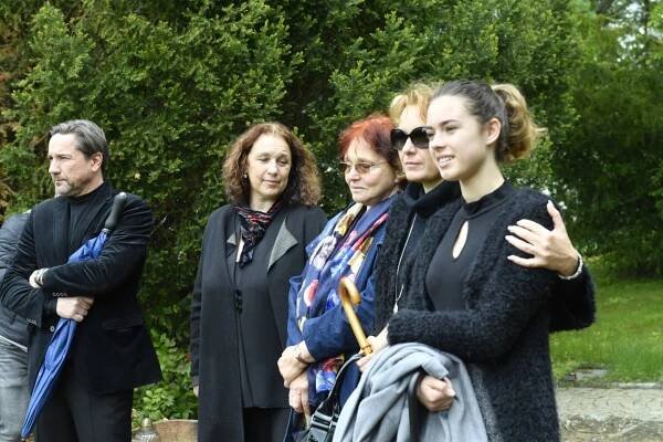 FOTO: Tereza Munzarová a Barbora Munzarová na pohřbu Luďka Munzara. – stránka 3