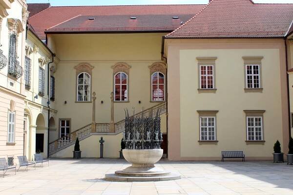 Soubor:Brno radnice nádvoří 2.jpg – Wikipedie