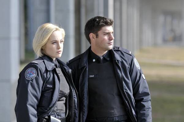 Rookie Blue - Holka roku - Z filmu - Charlotte Sullivan, Travis Milne