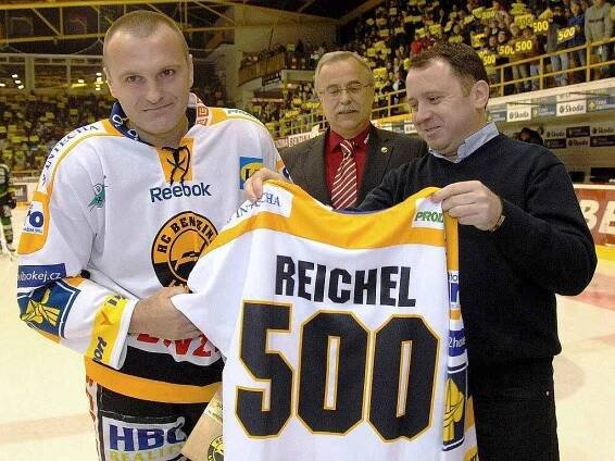 Litvínovská ikona Robert Reichel odehrál proti Varům své 500. utkání v nejvyšší hokejové soutěži Československa a Česka. Michal Trávníček.