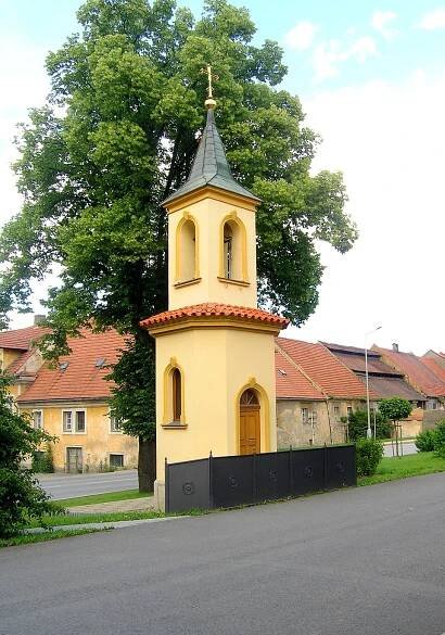 Soubor:Jeneč, Malé sq, Bell Tower.jpg – Wikipedie