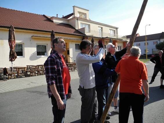 Májové slavnosti a stavění májů - Oficiální stránky obce Šumice