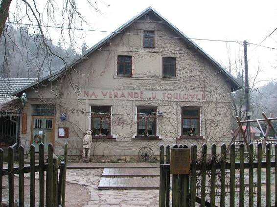 Kolem bizarních skal, balvanů, roklin a potůčků v Maštalích