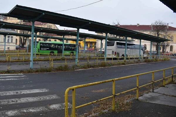 FOTO: Autobusové nádraží v Teplicích chátrá už přes 30 let. Co s ním bude?