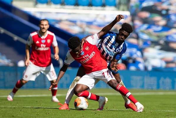 Bukayo Saka dan Yves Bissouma dalam salah satu pertandingan Premier League Inggris
