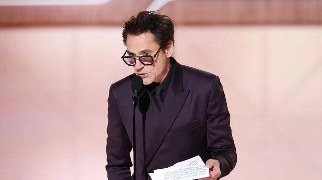 Robert Downey Jr. přebírá cenu za nejlepší mužský herecký výkon ve vedlejší roli ve filmu za film Oppenheimer na 81. ročníku udílení Zlatých glóbů, které se konalo v hotelu Beverly Hilton 7. ledna 2024 v Beverly Hills v Kalifornii.