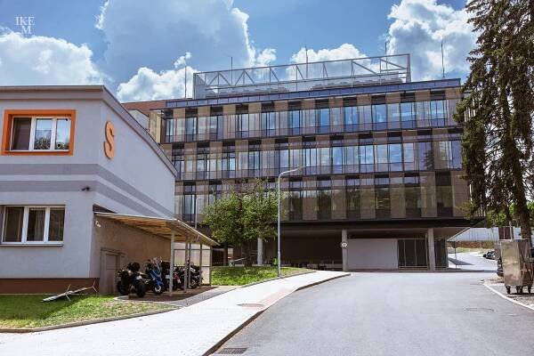 IKEM se rozrůstá. Nový objekt slouží kardiovaskulární a transplantační medicíně