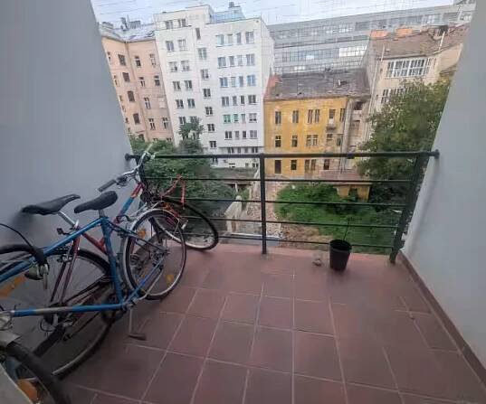 Work-friendly room in hipster-town