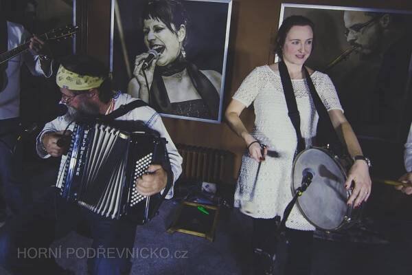 Foto: Dareband ve Vizovicích. Kavárnou zněly nejen "Vizovické vršky"