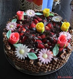 Narozeninový dort s ovocem, mascarpone, čokoládou a trubičkami -  Ekucharka.cz