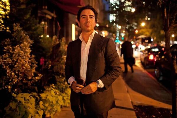 A man in a sports jacket on a Manhattan street.