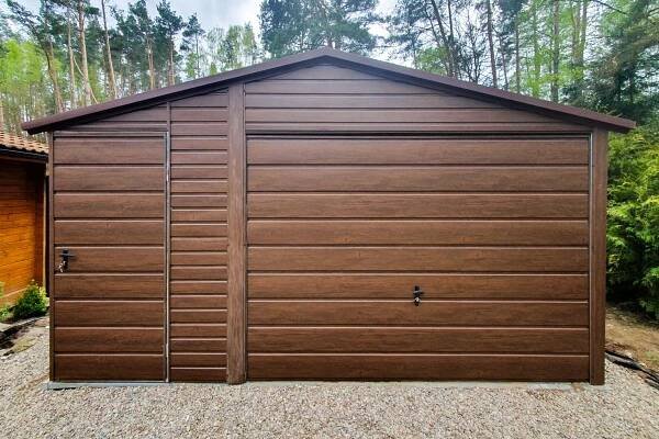 Plechova garáž 4,5x6m + přístřešek 1,5m výklopná vrata dveře Imitace dřeva Kód výrobce TS648