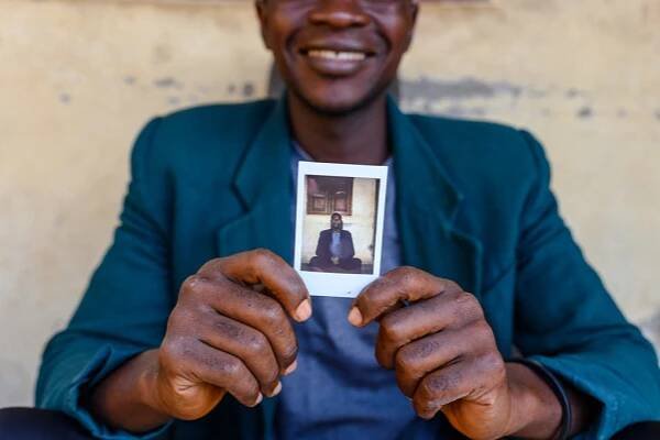 man smiling, sierra leone street photography