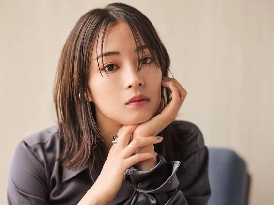 複雑な物語に挑む広瀬すずの矜持──映画『遠い山なみの光』
