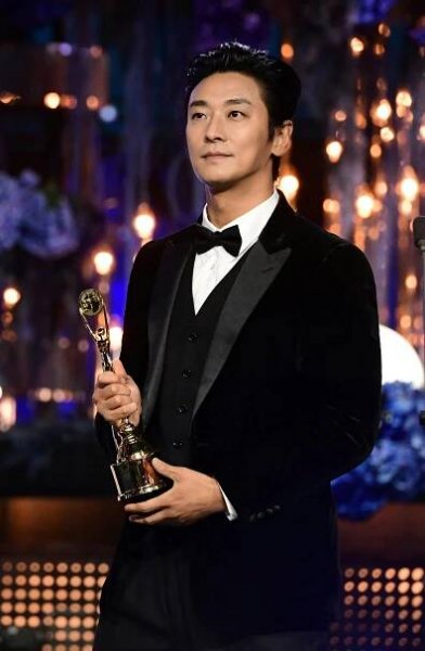 Nothing Was Out of Place on Ju Ji-hoon’s Celine Tux at the Blue Dragon Series Awards