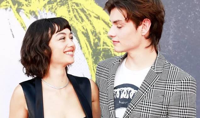Sydney Chandler and Louis Partridge