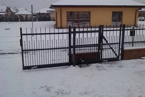 Posuvná brána a plot Třebíč-Nehradov 