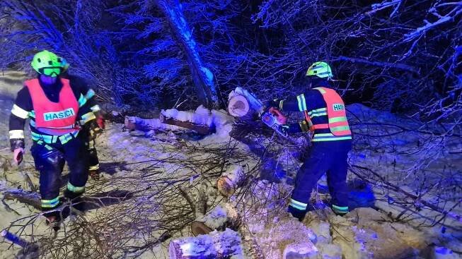 V kraji jsou kvůli těžkému sněhu, který lámal stromy, opět lidé bez proudu