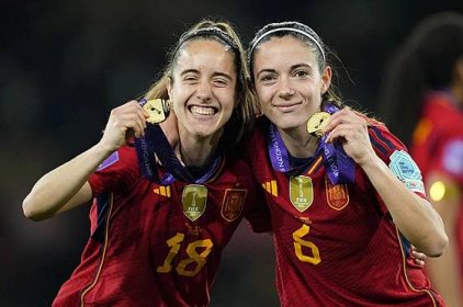 Španělské fotbalistky Maite Orozová (vlevo) a Aitana Bonmatiová se zlatem z...