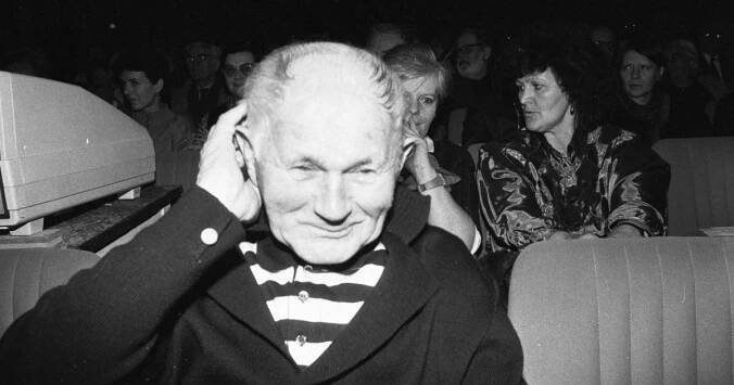 Rok 1975: Hrabal hlučně osaměl. Po tendenčním rozhovoru mohl publikovat, někteří ho ale odsoudili