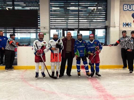 První zápas ovládl White Team. Hostem byl Viktor Ujčik, trenér Vojtěch Šír si kemp pochvaluje