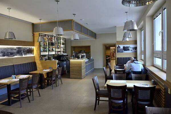 PODÍVEJTE SE: Obec Tmaň otevřela stylovou restauraci, šlo to i bez dotace