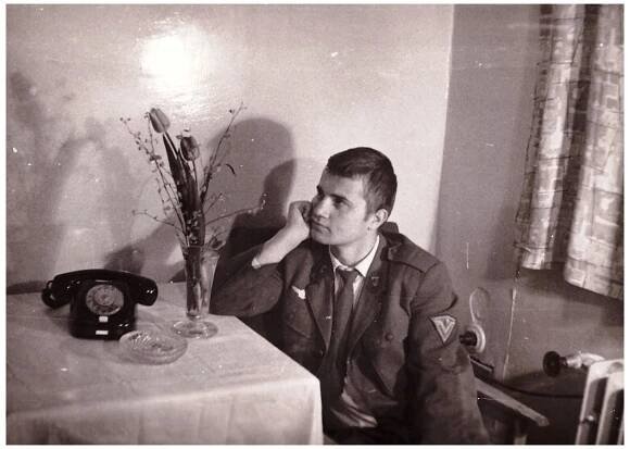 Miroslav Kučera v odpočívárně zdravotního střediska velitelství Pohraniční stráže v Praze, v uniformě před vycházkou (1969 – 1970)