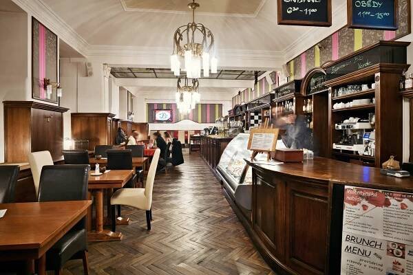 Víkendové 4chodové menu u Karlova náměstí: 2 předkrmy, kachna, steak či ryba a dezert