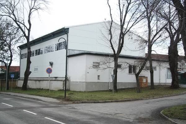 Soubor:Overview of headquarters of V-Stav holding at Dražka street in Hrotovice, Třebíč District.jpg