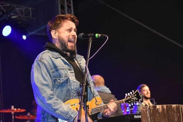 VIDEO: Kapela Jelen rozezpívala o třetí adventní neděli celé náměstí ve Zlíně