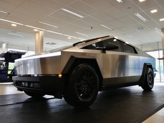 Tesla Cybertruck naživo v Česku: sci-fi design a gigantické rozměry šokují