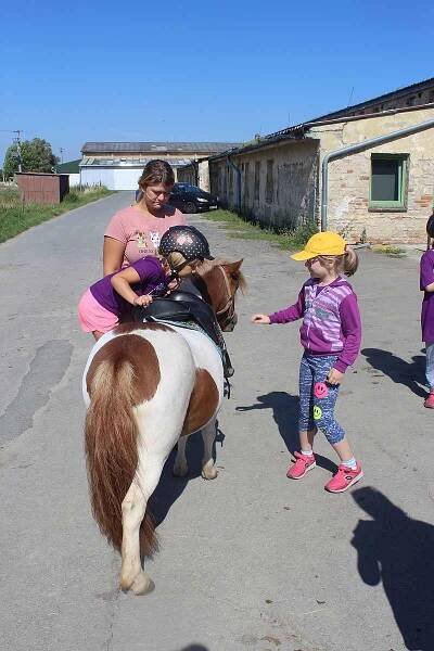 V rámci příměstského tábora Za zvířátky kolem světa vyrazily děti s TyMy centrem i na Ranč u Tuffa v Dobroticích, kde si vyzkoušeli jízdu na koni či poníkovi.
