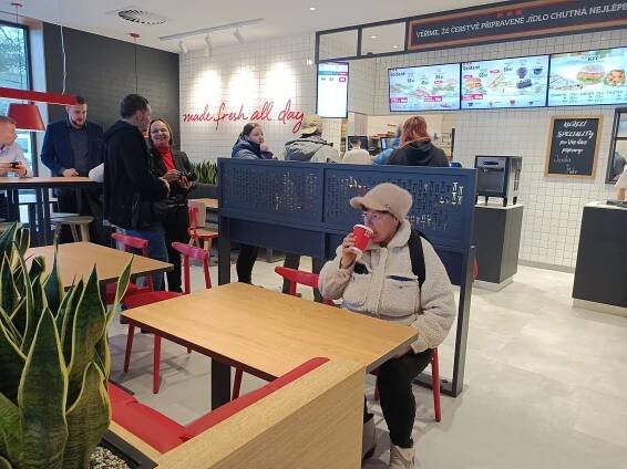 VIDEO: KFC přivítalo v Havlíčkově Brodě první zákazníky, podívejte se