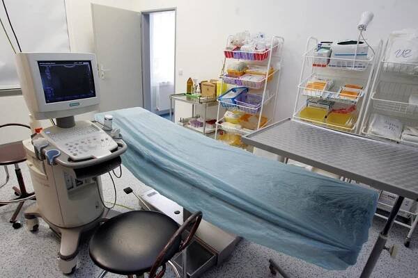 Tvrdá dřina U Apolináře: Kvůli rozbitému přístroji si lékaři ničili ruce na operačním sále