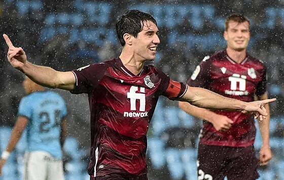 Aritz Elustondo z Realu Sociedad San Sebastian se raduje z gólu.
