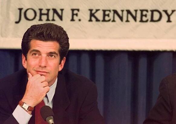 John F. Kennedy mladší, syn zavražděného amerického prezidenta Johna F. Kennedyho, tragicky zahynul při pádu letadla.