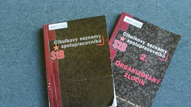 Výtisk Necenzurovaných novin se seznamy spolupracovníků StB