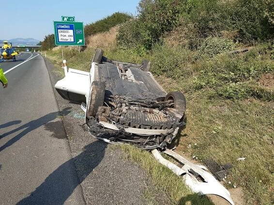 U Lukavce na Litoměřicku přistál vrtulník. Dva lidé se zranili při nehodě