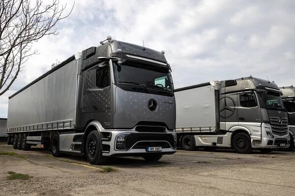 Tahač Mercedes Actros a návěs Schmitz Cargobull