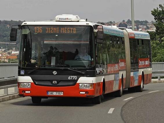 Autobusy a tramvaje v Praze.