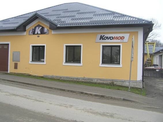 Modlíkov: malá obec s moderním hřištěm i kontejnery pod zemí