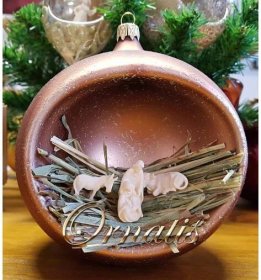 Skleněná vánoční ozdoba s dřevěným vyřezávaným betlémem Dřevěný vyřez�ávaný betlém ve skleněné ručně vyráběné baňce - Ornatis.sk