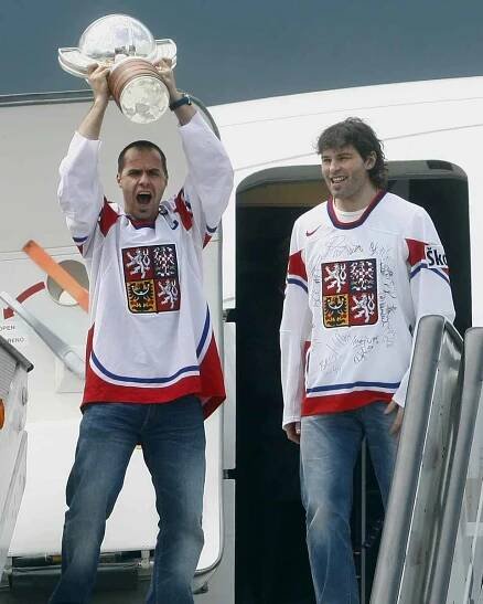 2010. Poslední radost z hokejového titulu. Tomáš Rolinek a Jaromír Jágr po příletu z Německa