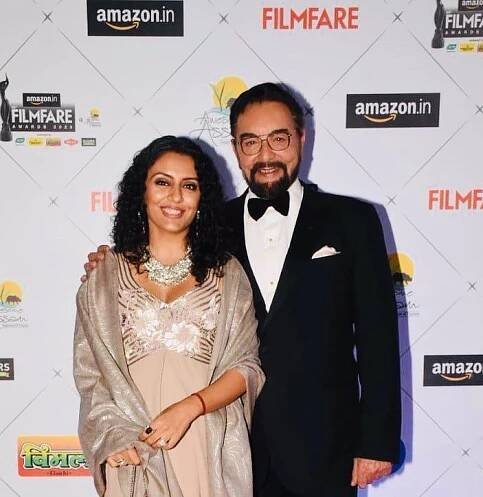 FOTO: Kabir Bedi se svou manželkou Parveen Dusanj. Pár od sebe dělí devětadvacet let. – stránka 13
