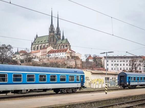 Kathedrale St. Peter und Paul Brno Tschechien Bahnhof Schnellzug
