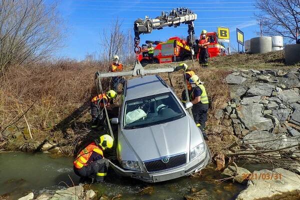 Ve Frýdku-Místku sjel osobní automobil do potoka, vytáhnout zpět ho musel speciál Bison | hasici.cz 