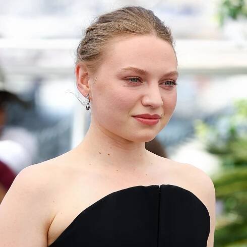 ‘The Phoenician Scheme’ Star Mia Threapleton on Crying During Her Standing Ovation and Mom Kate Winslet’s Cannes Advice