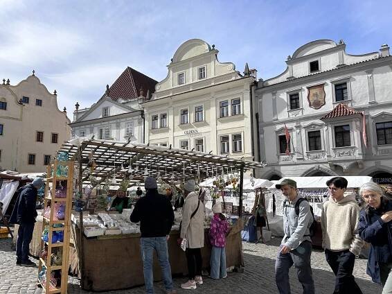 Český Krumlov slaví Velikonoce. Program je bohatý, na náměstí už začaly trhy