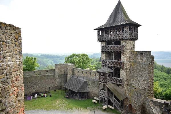VIDEO: Helfštýn obsadili šermíři či vojáci. Vojenská historie přitáhla davy lidí