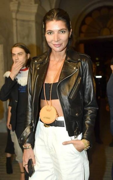 Bez slavného manžela se víc odvázala: Monika Marešová provokovala na přehlídce odhaleným bříškem